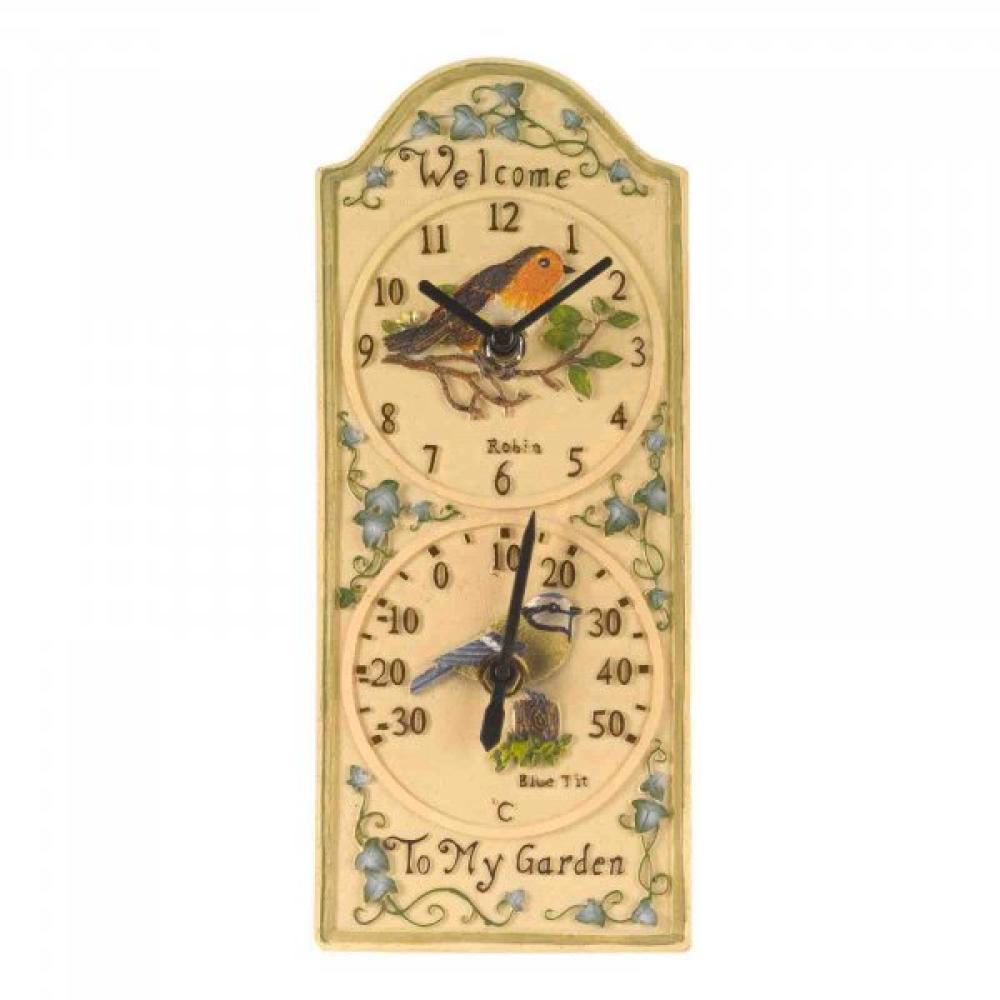 Wanduhr mit Vogelmotiven hängend.